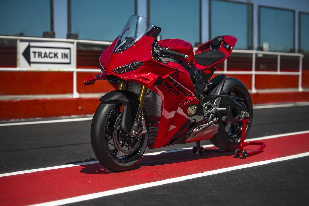 2027 Ducati Panigale V4 clubforman.com1