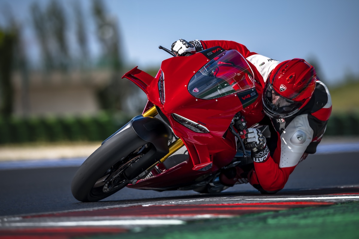 2027 Ducati Panigale V4 clubforman.com1