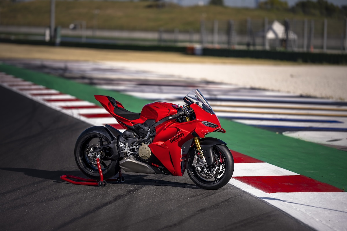 2027 Ducati Panigale V4 clubforman.com1